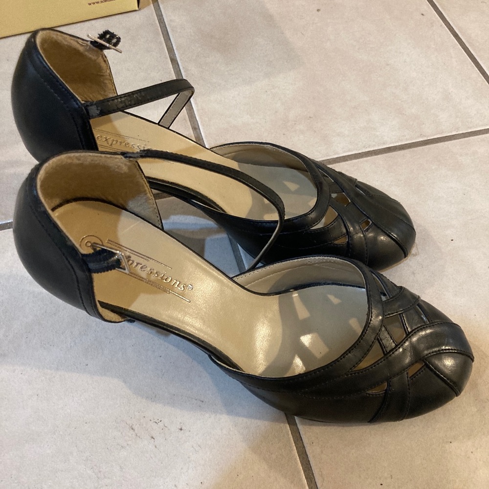 Black feminine pumps , size 8